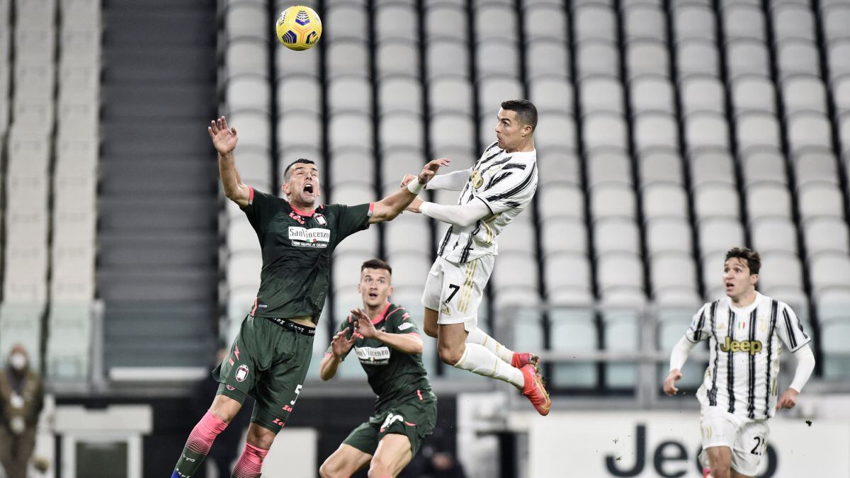 CR7 gana en lo alto y anota para la Juve.