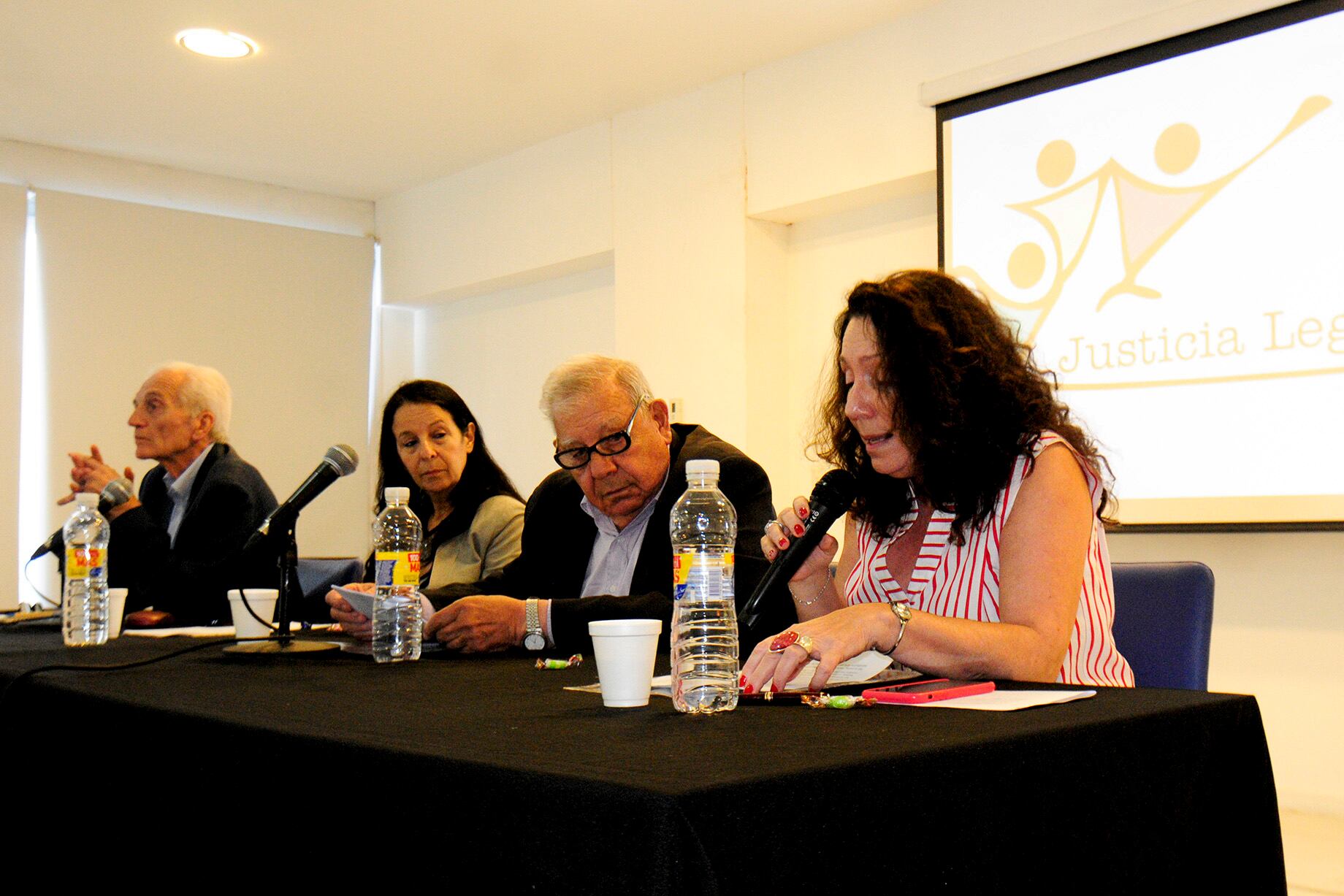 El papel estuvo formado por Cristina Caamaño, titular de Justicia Legítima, Julio Maier, Ana María Careaga y Gianni Tognoni.