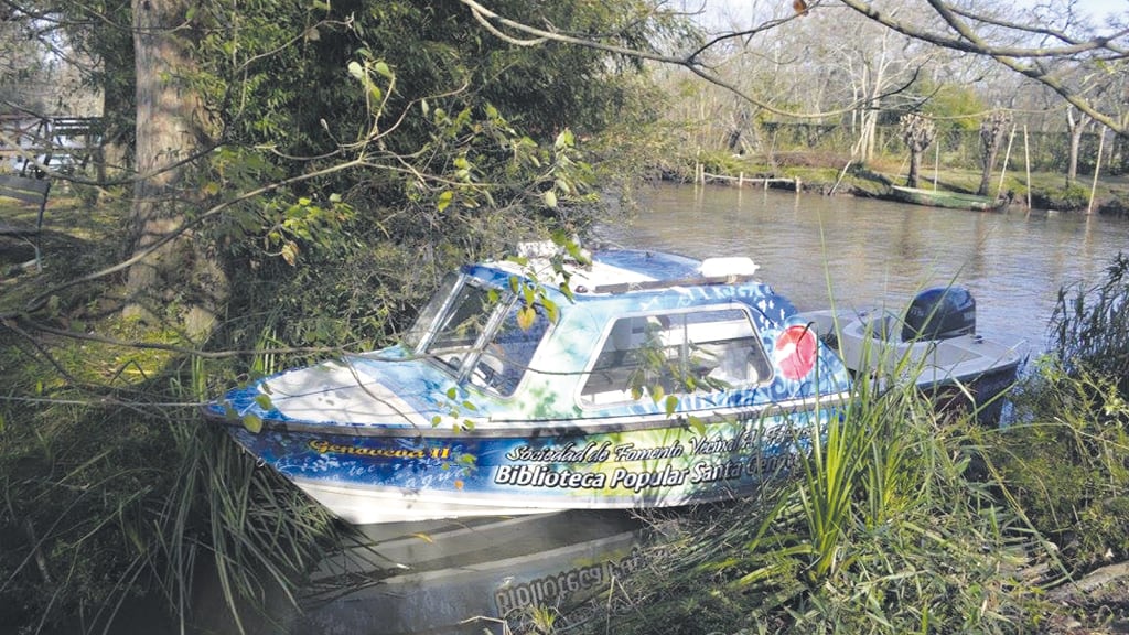 “La Santa Genoveva”, como la llaman los isleños, tiene la única bibliolancha del país, que recorre el Delta llevando libros.