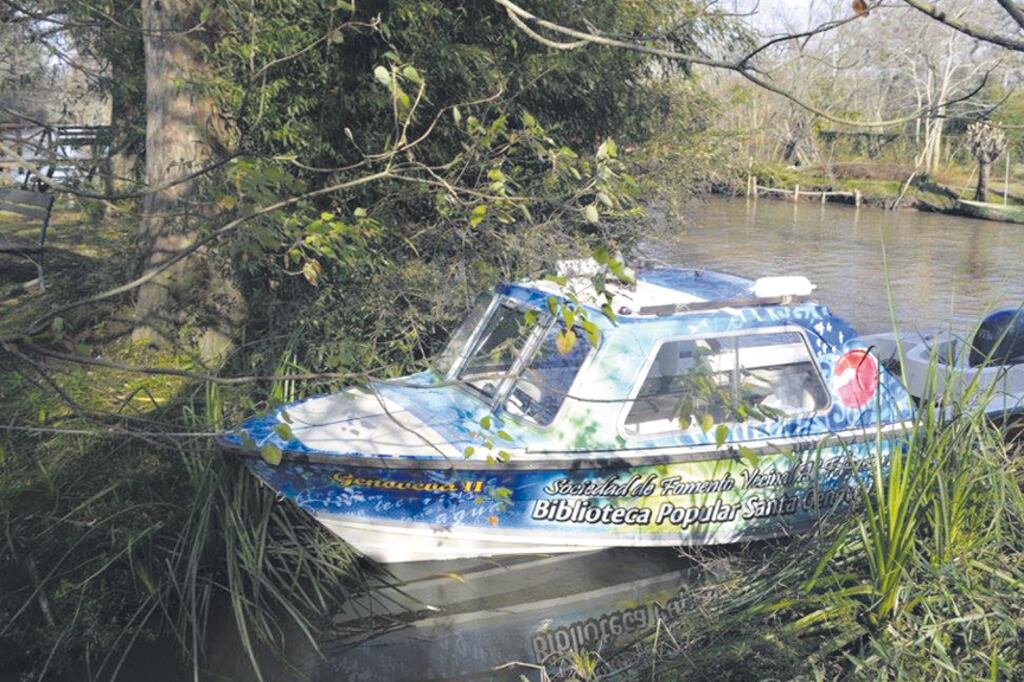 “La Santa Genoveva”, como la llaman los isleños, tiene la única bibliolancha del país, que recorre el Delta llevando libros.