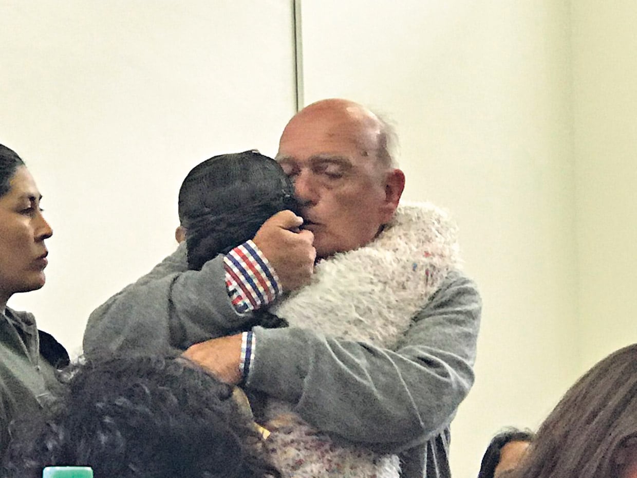 Milagro Sala y su compañero Raúl Noro se abrazaron ayer en la sala de audiencias donde ella fue condenada. 