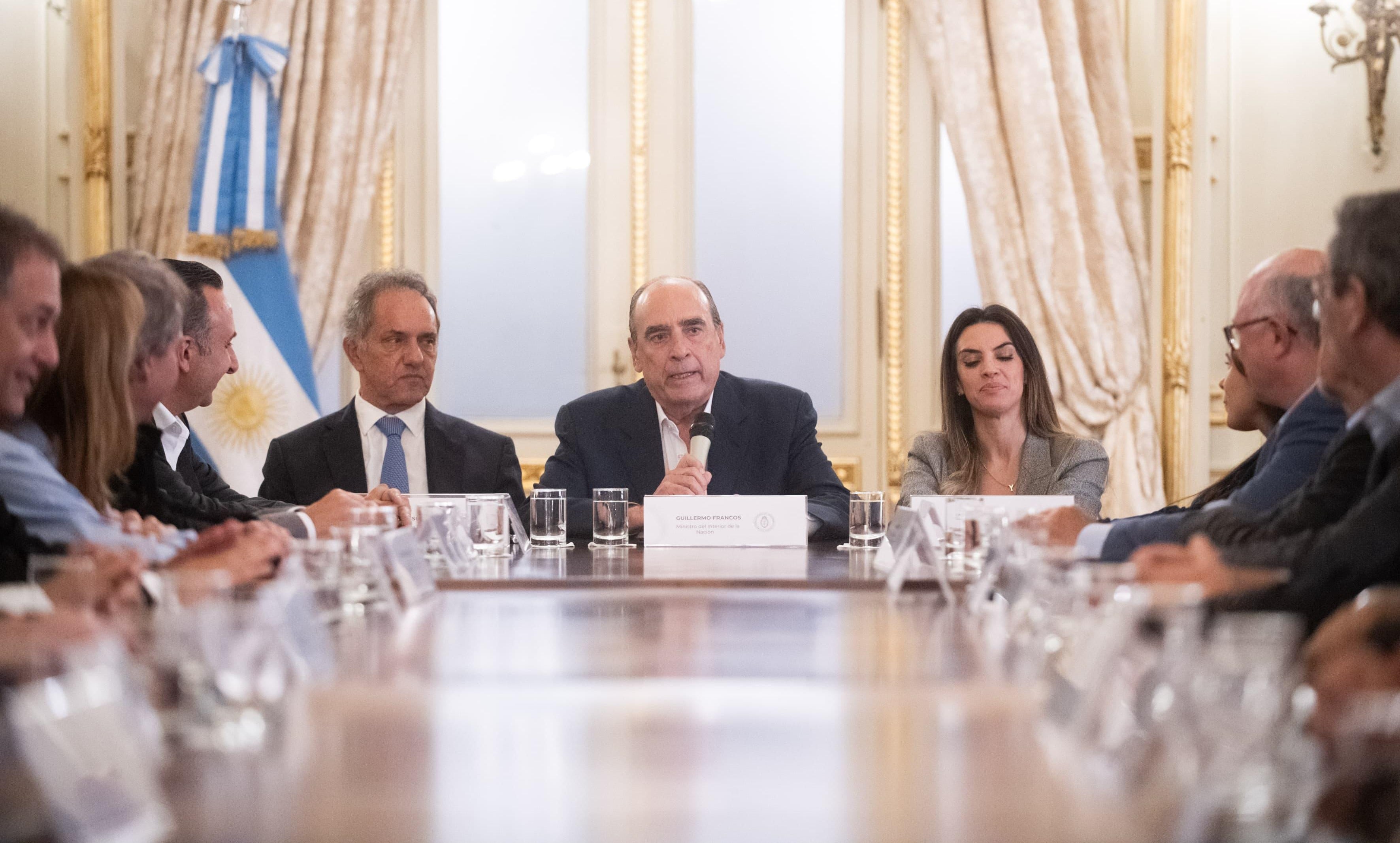 El lanzamiento de este programa estuvo a cargo del ministro del Interior, Guillermo Francos, acompañado del secretario de Turismo, Ambiente y Deportes, Daniel Scioli. Imagen: Ministerio del Interior.