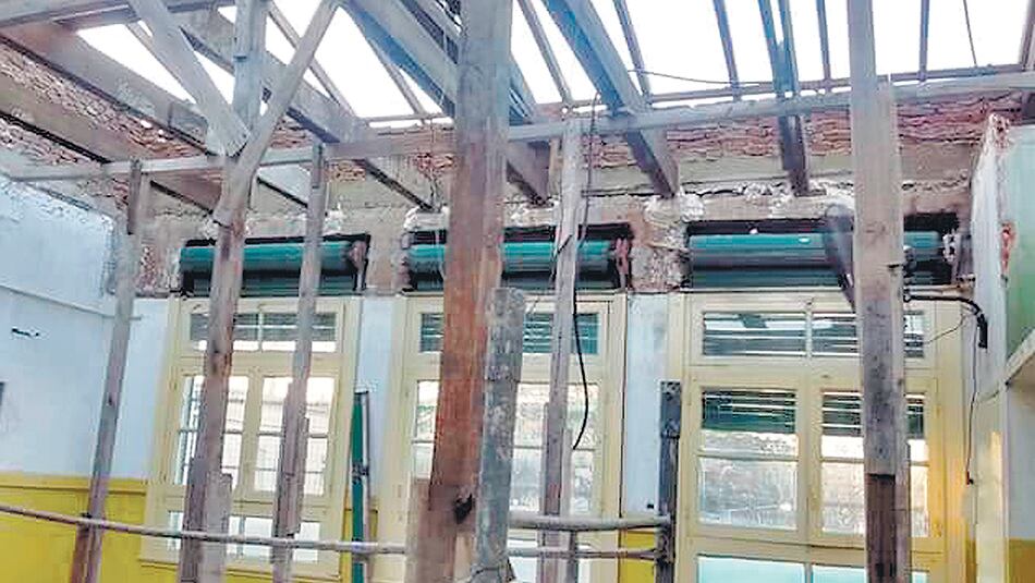 La escuela 5 de El Palomar, distrito Morón, se quedó sin techo en el temporal de abril y sigue igual.