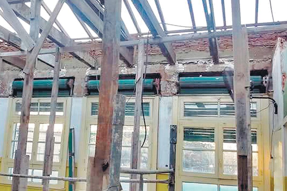 La escuela 5 de El Palomar, distrito Morón, se quedó sin techo en el temporal de abril y sigue igual.