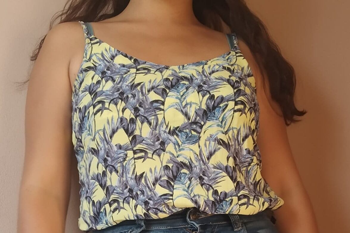 La prenda que usó la funcionaria y que el colegio censuró.