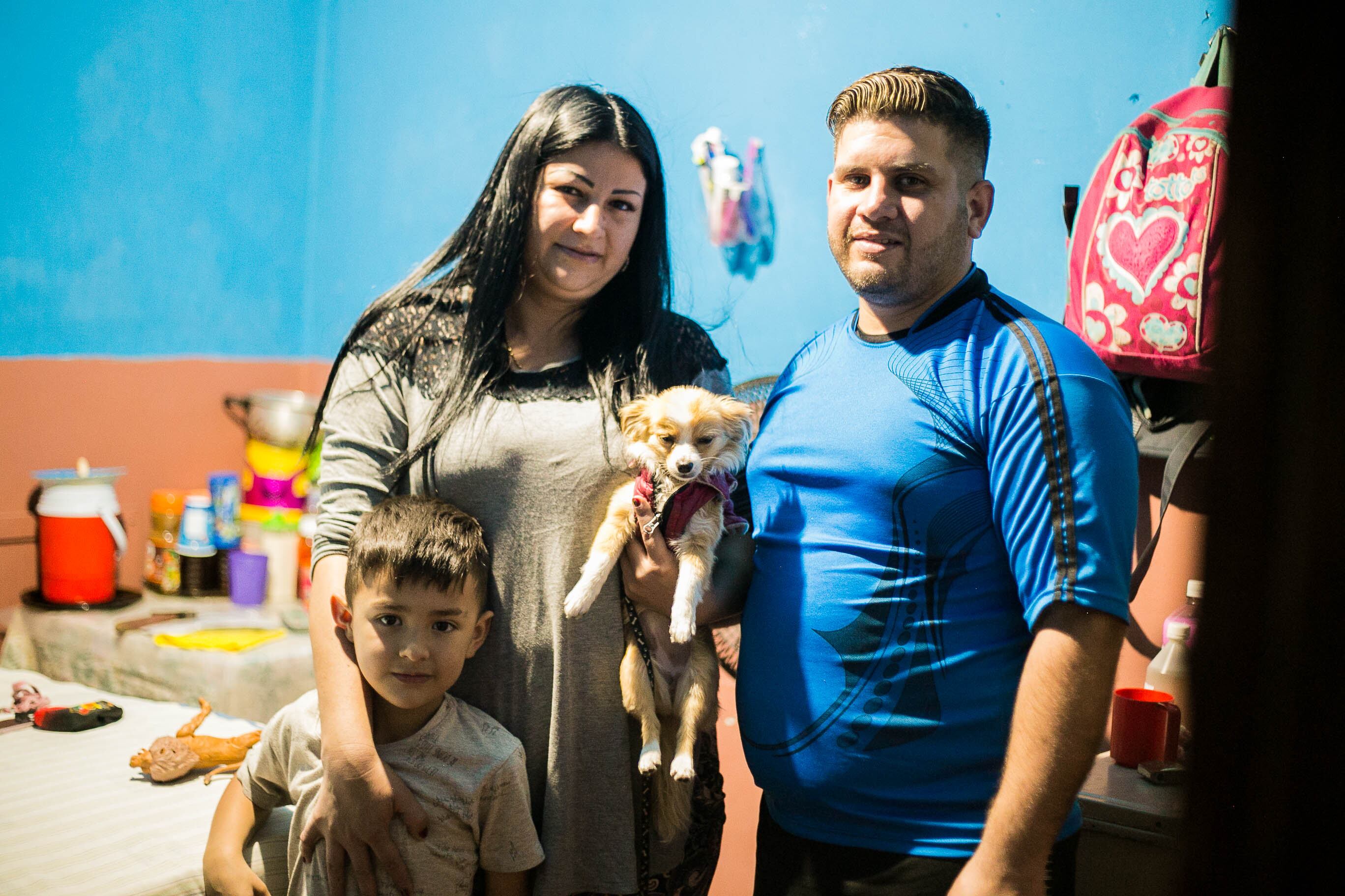 Irene, Alfonso, el niño y "la niña" en la pieza que alquilan