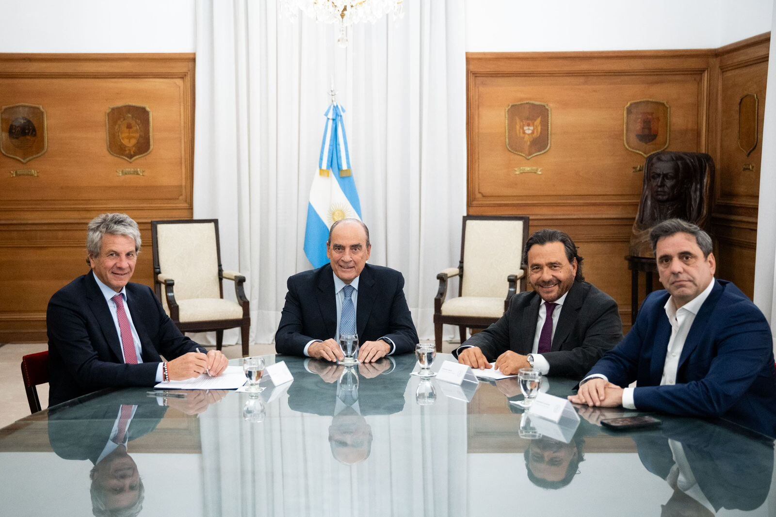 Gustavo Sáenz en la firma del convenio