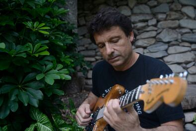 El guitarrista rosarino Luis Fuster, autor de las composiciones de Hacia mí.