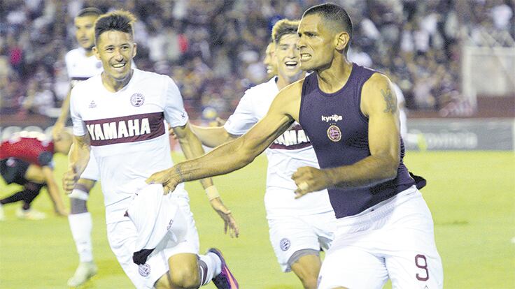 Sand festeja el 1-0, tras una jugada que se inició en un tiro de esquina.
