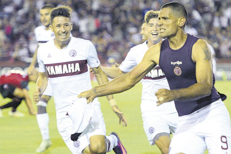 Sand festeja el 1-0, tras una jugada que se inició en un tiro de esquina.