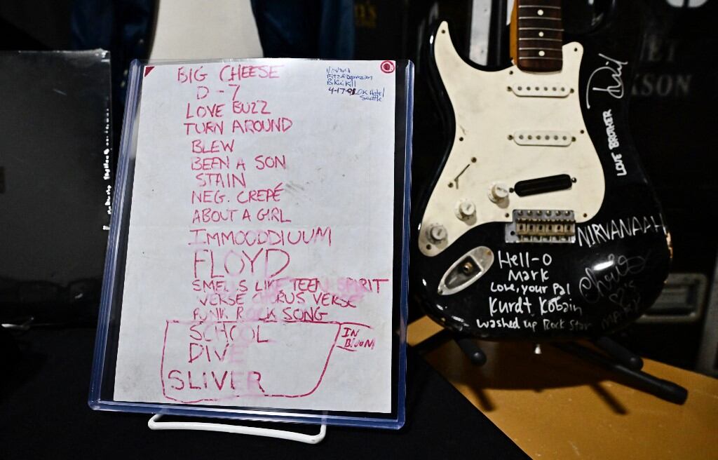 La Fender negra rota fue firmada por los tres músicos que integraron Nirvana (Foto: AFP).