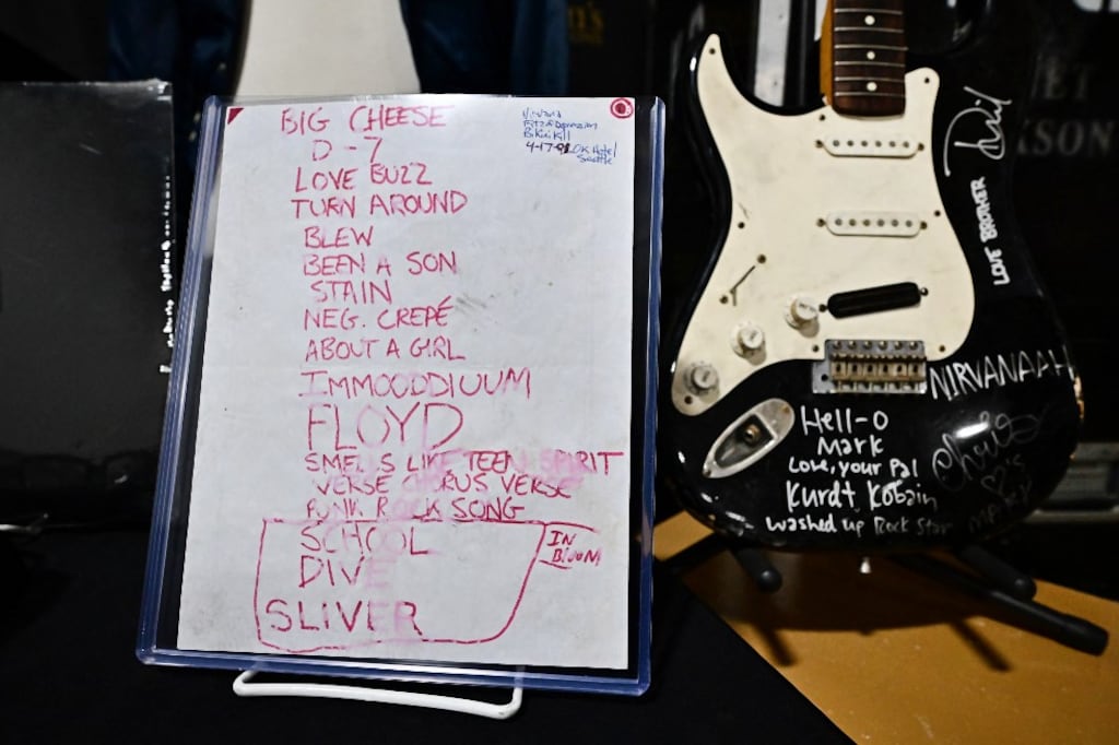 La Fender negra rota fue firmada por los tres músicos que integraron Nirvana (Foto: AFP).
