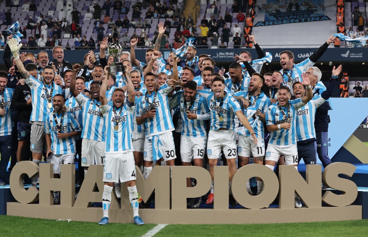 Iván Pillud, capitán de Racing, levanta el trofeo de la Supercopa Internacional