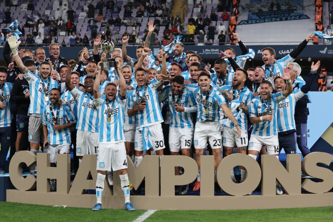 Iván Pillud, capitán de Racing, levanta el trofeo de la Supercopa Internacional