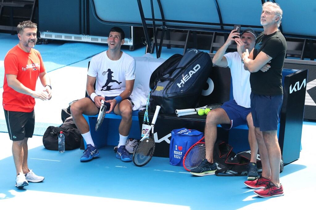 Djokovic y equipo durante la práctica del martes. El croata Goran Ivanisevic, su coach, registra el paso de un helicóptero televisivo sobre la cancha