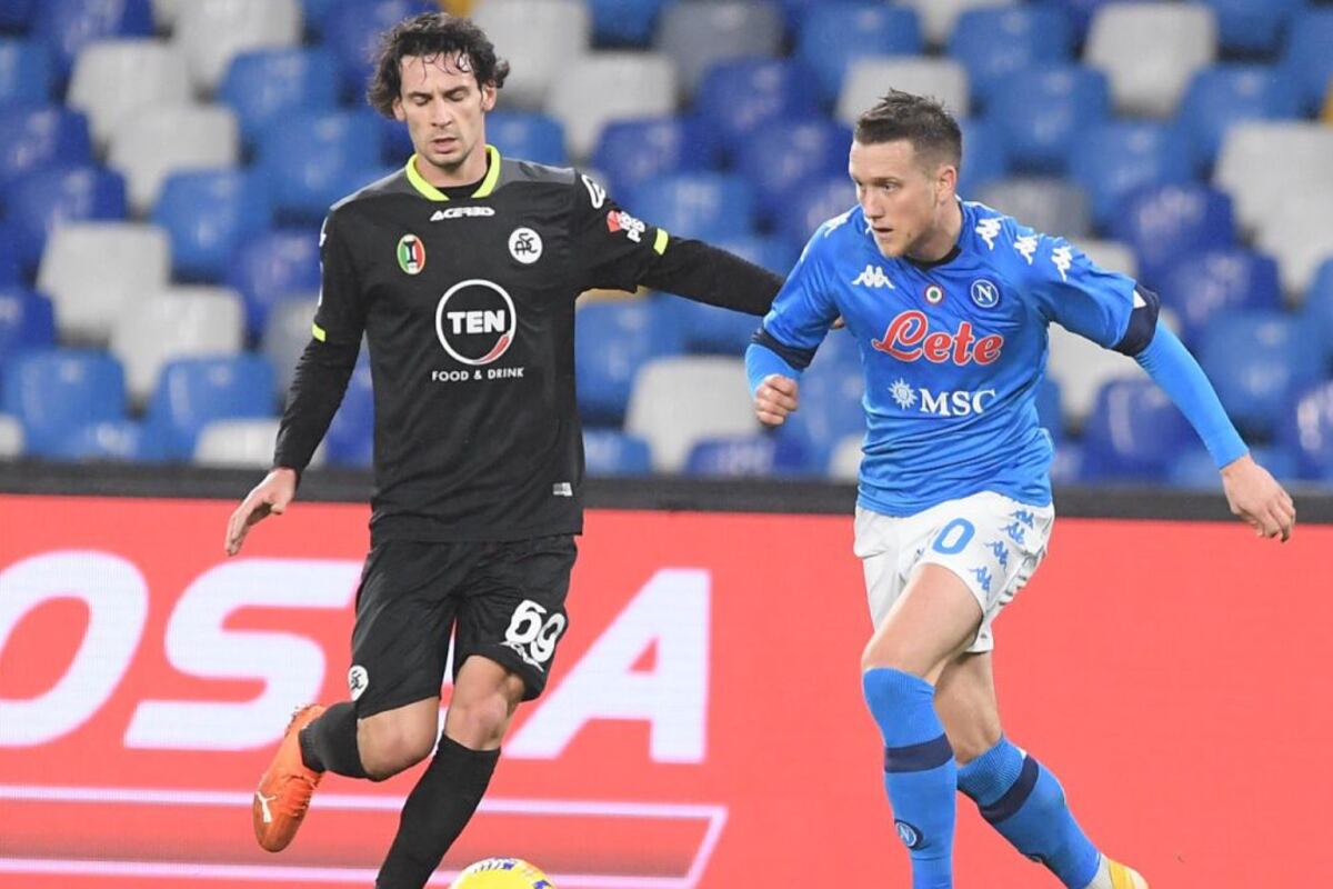 Napoli superó ampliamente al Spezia y se metió en semifinales.