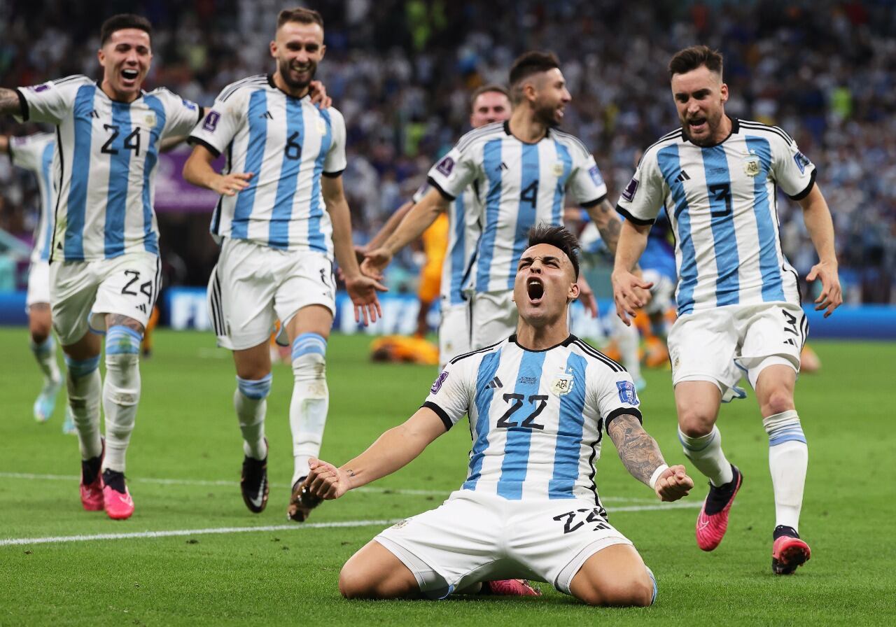 Lautraro Martínez festeja su gol, para el 4-2, en el quinto penal de la Argentina.