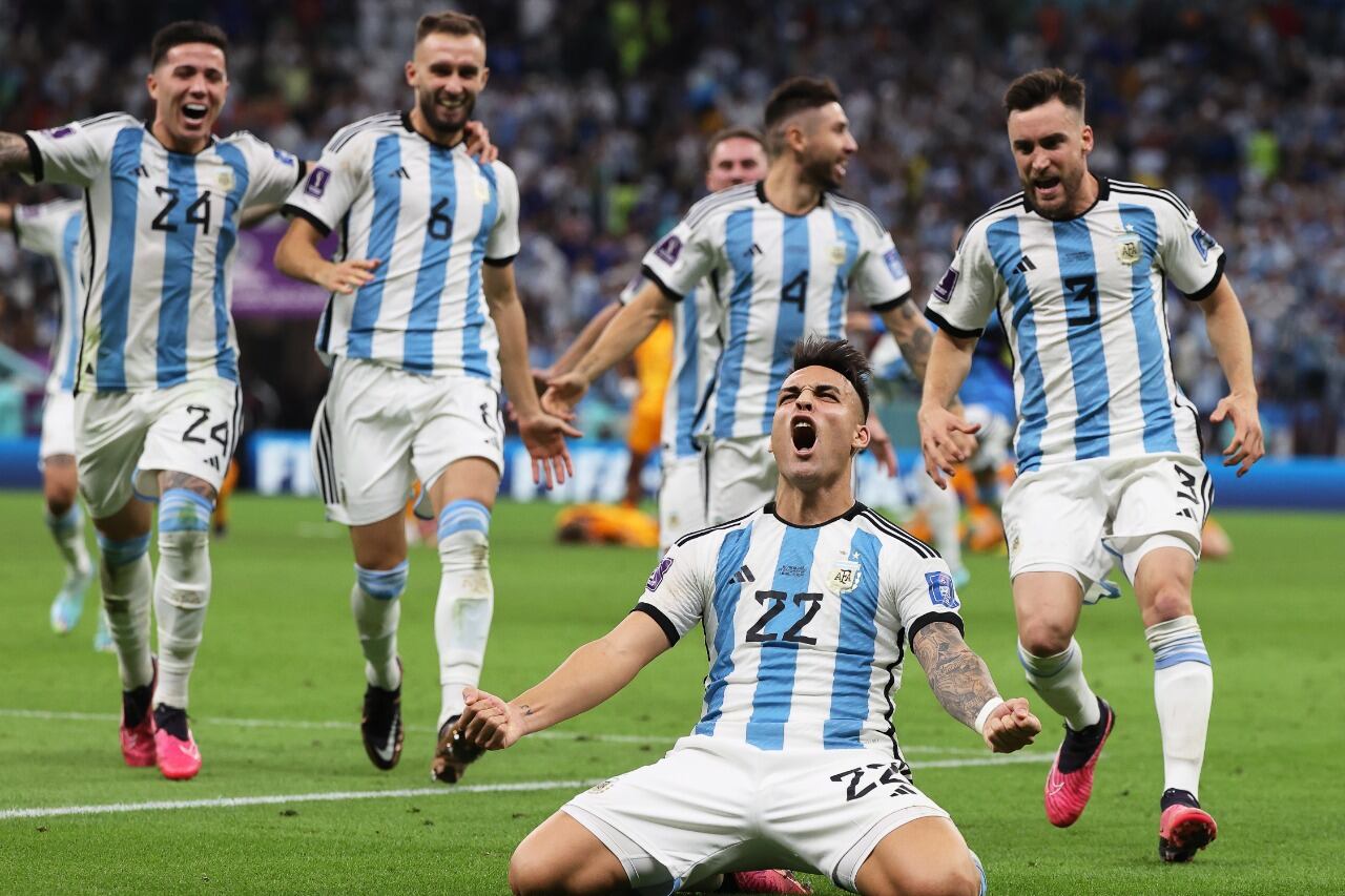 Lautraro Martínez festeja su gol, para el 4-2, en el quinto penal de la Argentina.