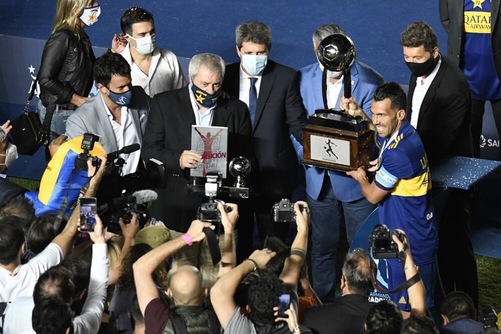 Carlos Tevez se sumó a último momento porque su padre está muy grave.