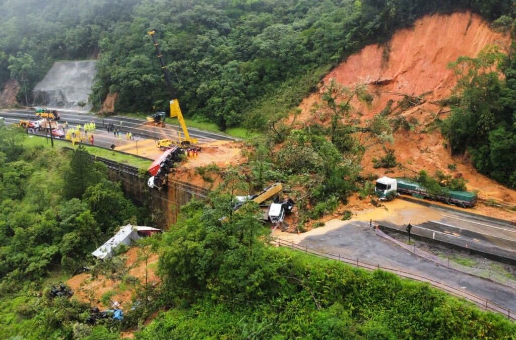 "Fue horrible, la montaña se nos cayó encima y se llevó todos los carros. Solo estamos vivos por la gracia de Dios", dijo el alcalde de Guaratuba, uno de los sobrevivientes. (Foto: Bomberos Santa Catarina/AFP)
