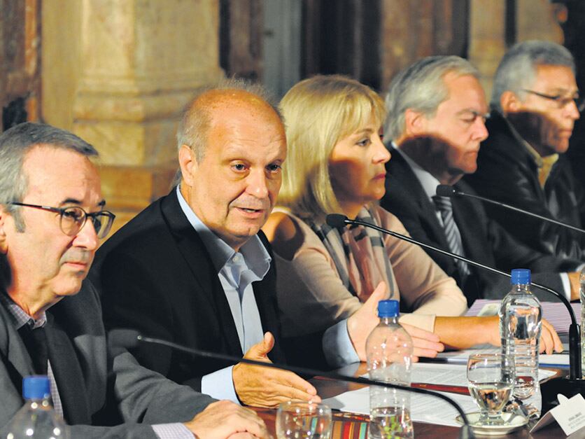 El titular del Sistema Nacional de Medios Públicos, Hernán Lombardi, asistió ayer al Senado.