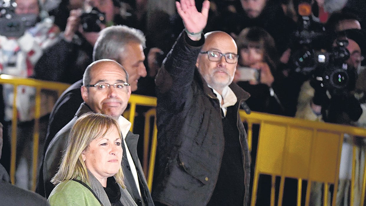 Acusados de sedición por haber apoyado la independencia de Cataluña, ex diputados del Parlament abandonan la Corte Suprema de Madrid.