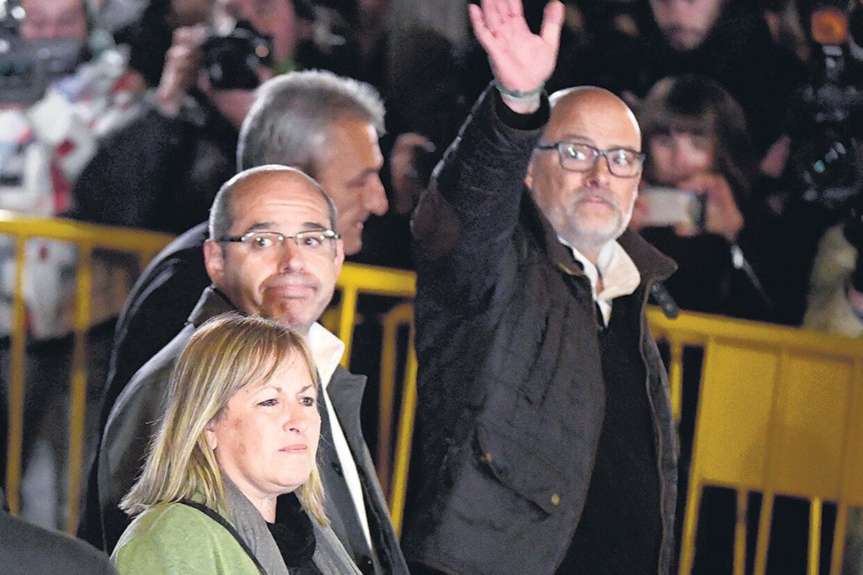 Acusados de sedición por haber apoyado la independencia de Cataluña, ex diputados del Parlament abandonan la Corte Suprema de Madrid.