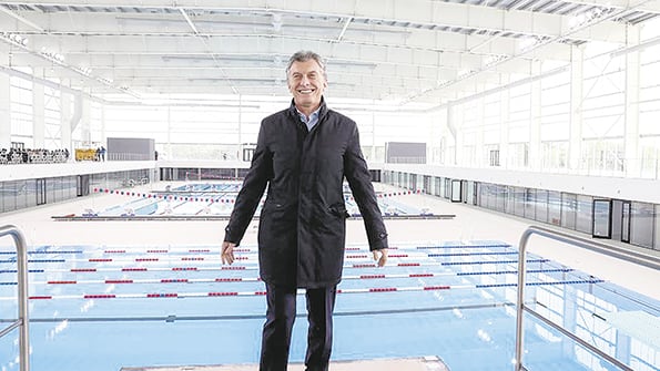Mauricio Macri posa delante de una pileta olímpica.