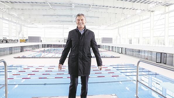 Mauricio Macri posa delante de una pileta olímpica.