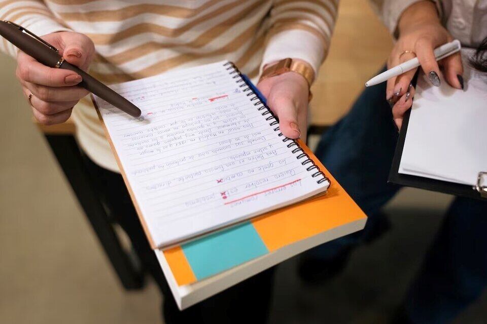 Los beneficiarios de los "vouchers" del Gobierno son "los padres o tutores de estudiantes de hasta 18 años de edad inclusive". 