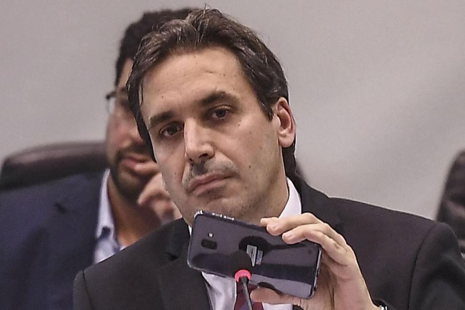 Ramos Padilla, inició una serie de resoluciones en las que virtualmente acusa a magistrados de Comodoro Py de querer desguazar el expediente que él tramita en Dolores y de jugar a favor del procesado fiscal Carlos Stornelli. 