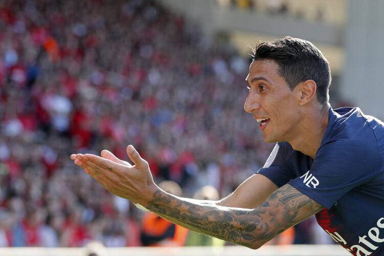 Di María celebra su antológico gol en Nimes.