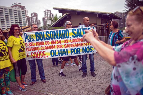 Simpatizantes de Bolsonaro se sacan fotos delante del condominio donde él vive en Barra de Tijuca, Río de Janeiro.