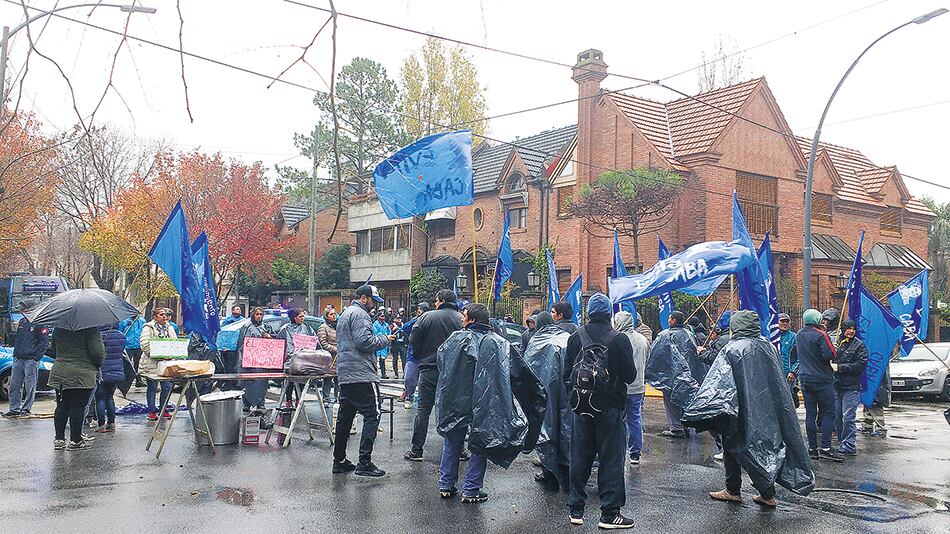 El Movimiento Evita se instaló frente a la casa del ministro.