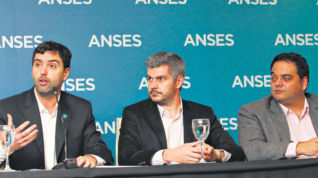 Emilio Basavilbaso, titular de la Anses, junto al jefe de Gabinete, Marcos Peña, y el ministro de Trabajo, Jorge Triaca, anunciaron el aumento.