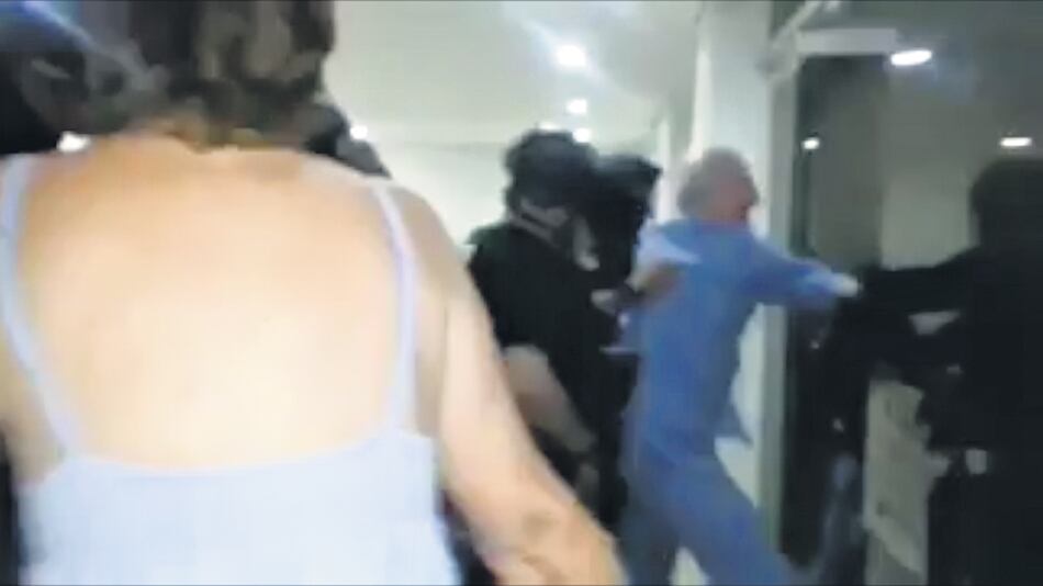 Captura de pantalla de celular del momento en que Ledezma es detenido por miembros del Sebin.