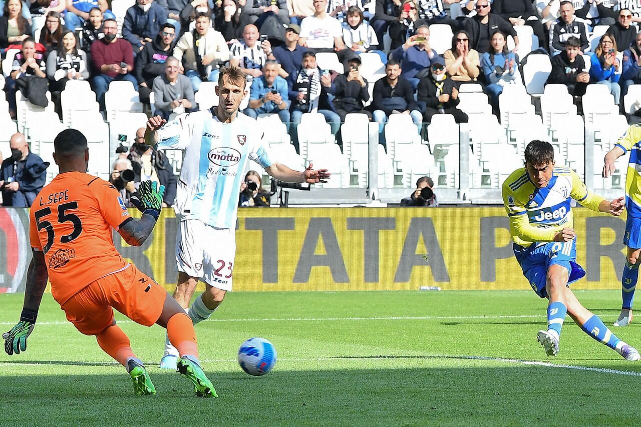 Dybala recibió de Vlahovic, dejó a su marcador en el camino con sólo dominar y definió ante Luigi Sepe