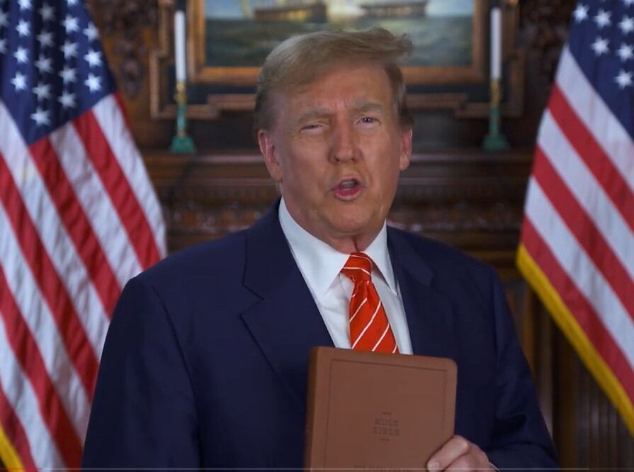 El expresidente presentó su nuevo proyecto: una línea de biblias. Imagen: Captura de video.