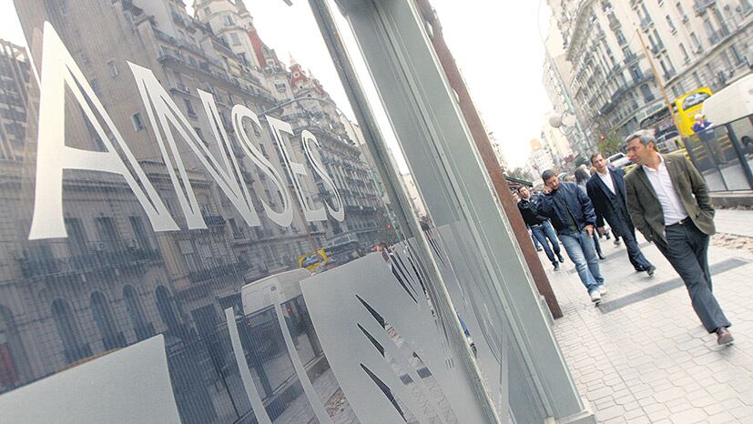 Nicolás Dujovne, ministro de Hacienda, se lanzó a capturar recursos de la seguridad social.