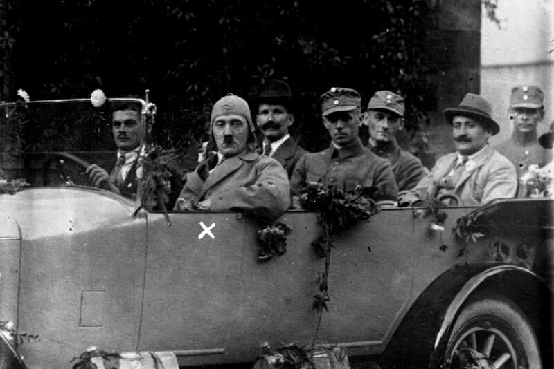 Hitler, en el asiento delantero de un auto, en su época de agitador antes del putsch.