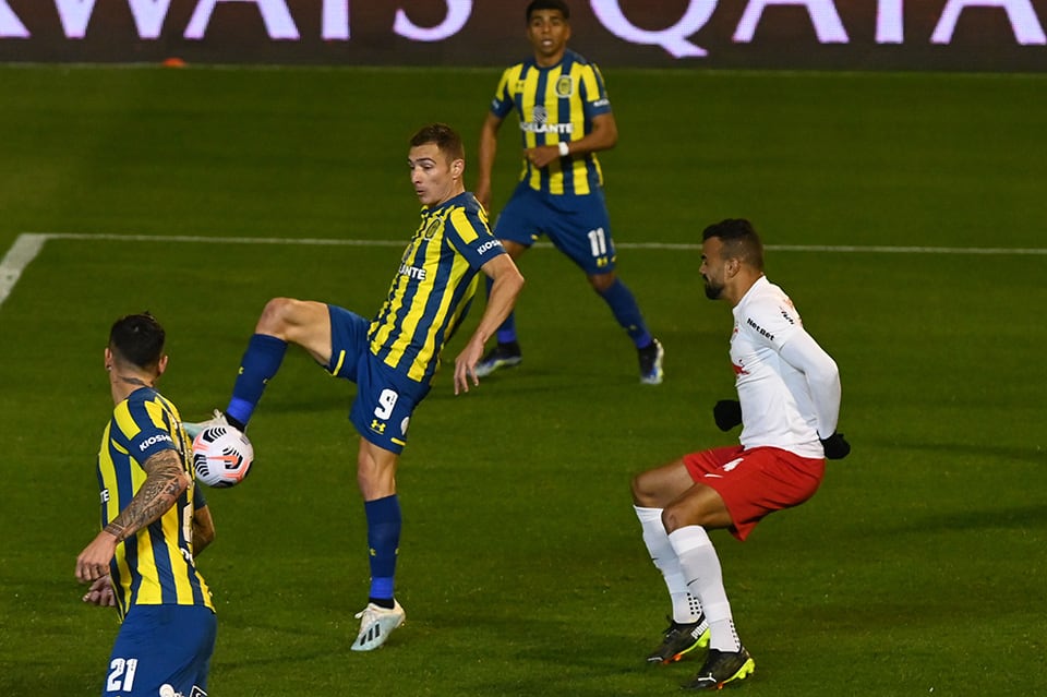 1) Ruben convirtió dos goles y fue la figura canaya. 2) La derrota deja con pocas ilusiones a Central.