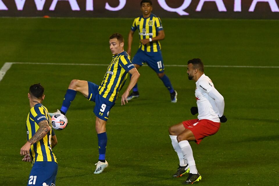 1) Ruben convirtió dos goles y fue la figura canaya. 2) La derrota deja con pocas ilusiones a Central.