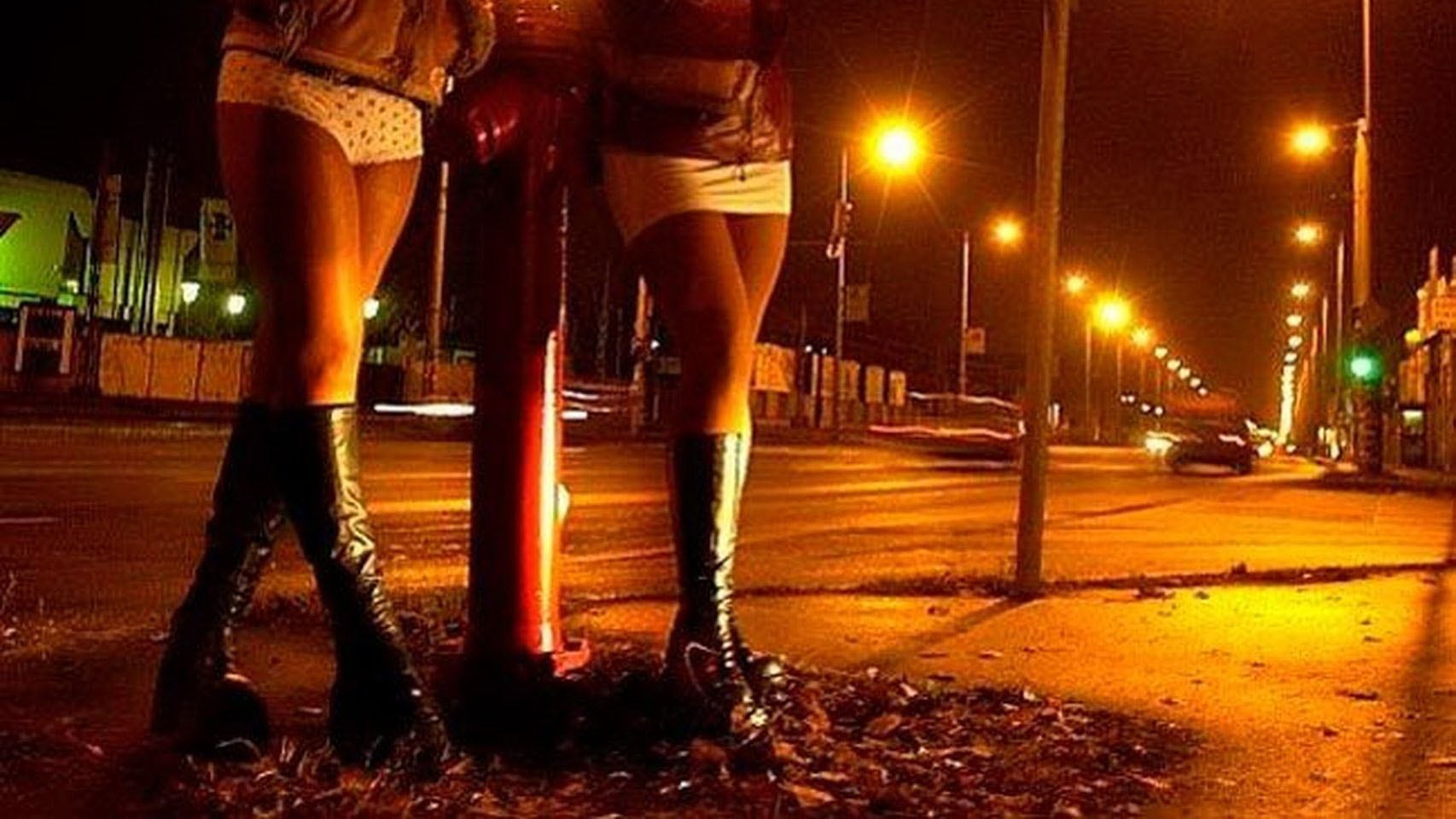 Desde el cierre de cabarets y whiskerías en Rosario, la calle aumentó la oferta sexual.