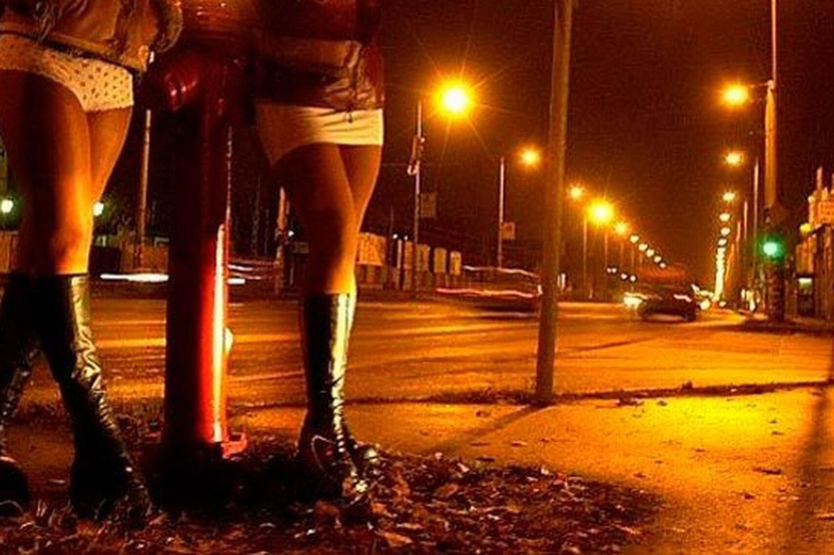 Desde el cierre de cabarets y whiskerías en Rosario, la calle aumentó la oferta sexual.