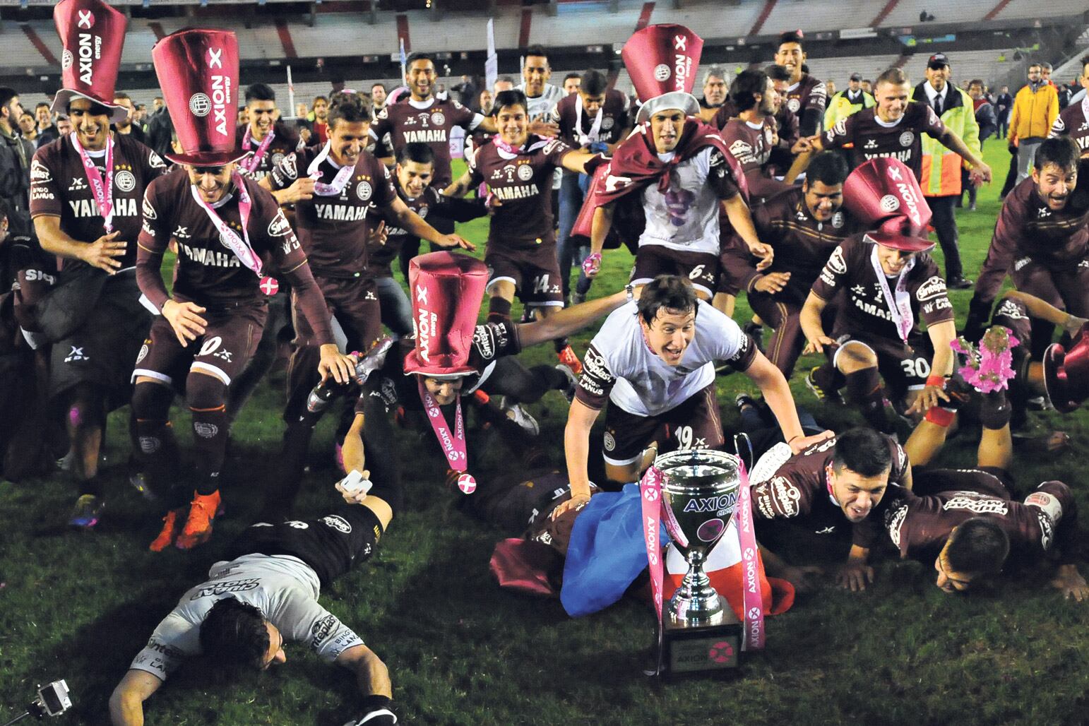 Festejo de jugadores granates en el Monumental tras la goleada 4-0 ante San Lorenzo.