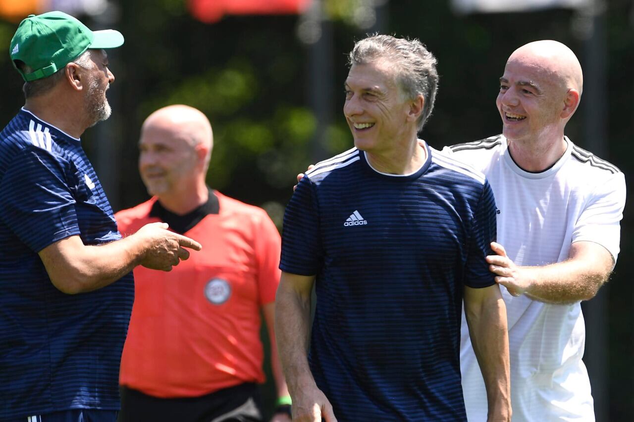 Macri junto a Infantino en uno de los partidos que organizaron.