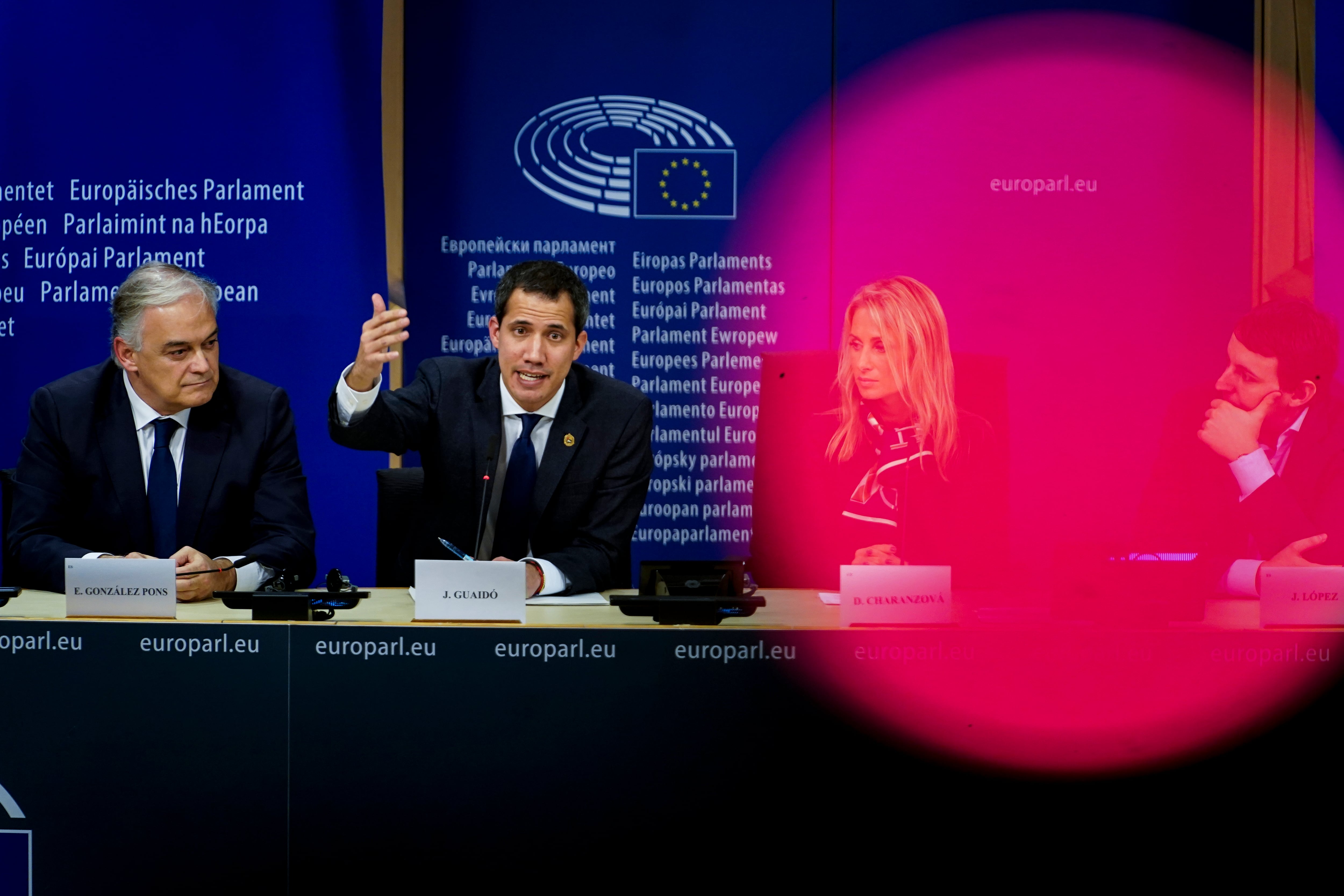Guaidó gesticula durante una conferencia de prensa en la Eurocámara de Bruselas.