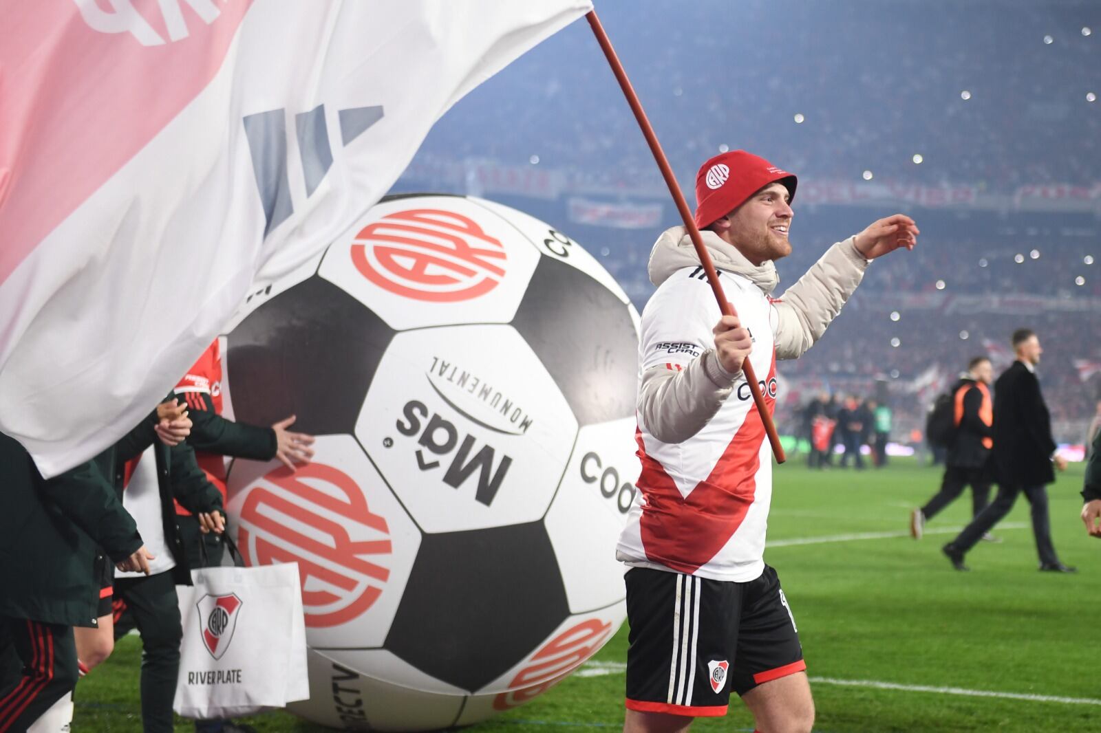 El goleador Beltrán con gorro y bandera dando la vuelta olímpica