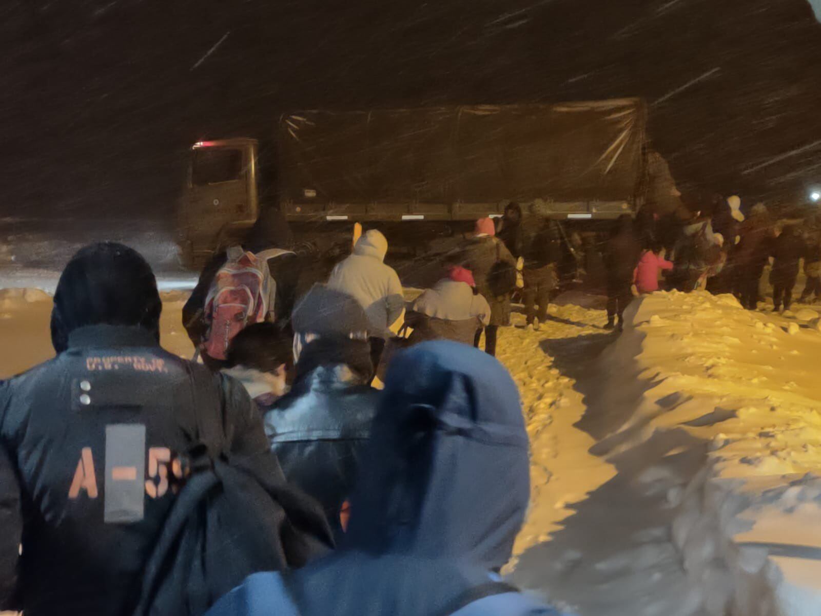Si bien se rescataron a más de 100 personas, unas 400 quedan varadas en la frontera desde el sábado. Imagen: Ejército Argentino