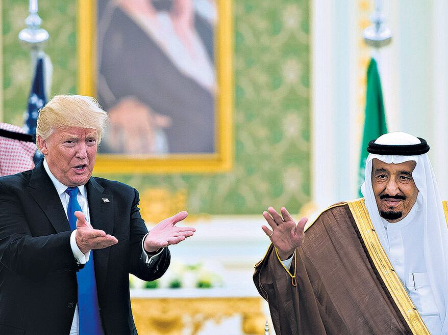 Trump y el rey de Arabia Saudita durante la firma del acuerdo en el palacio real de Riad.